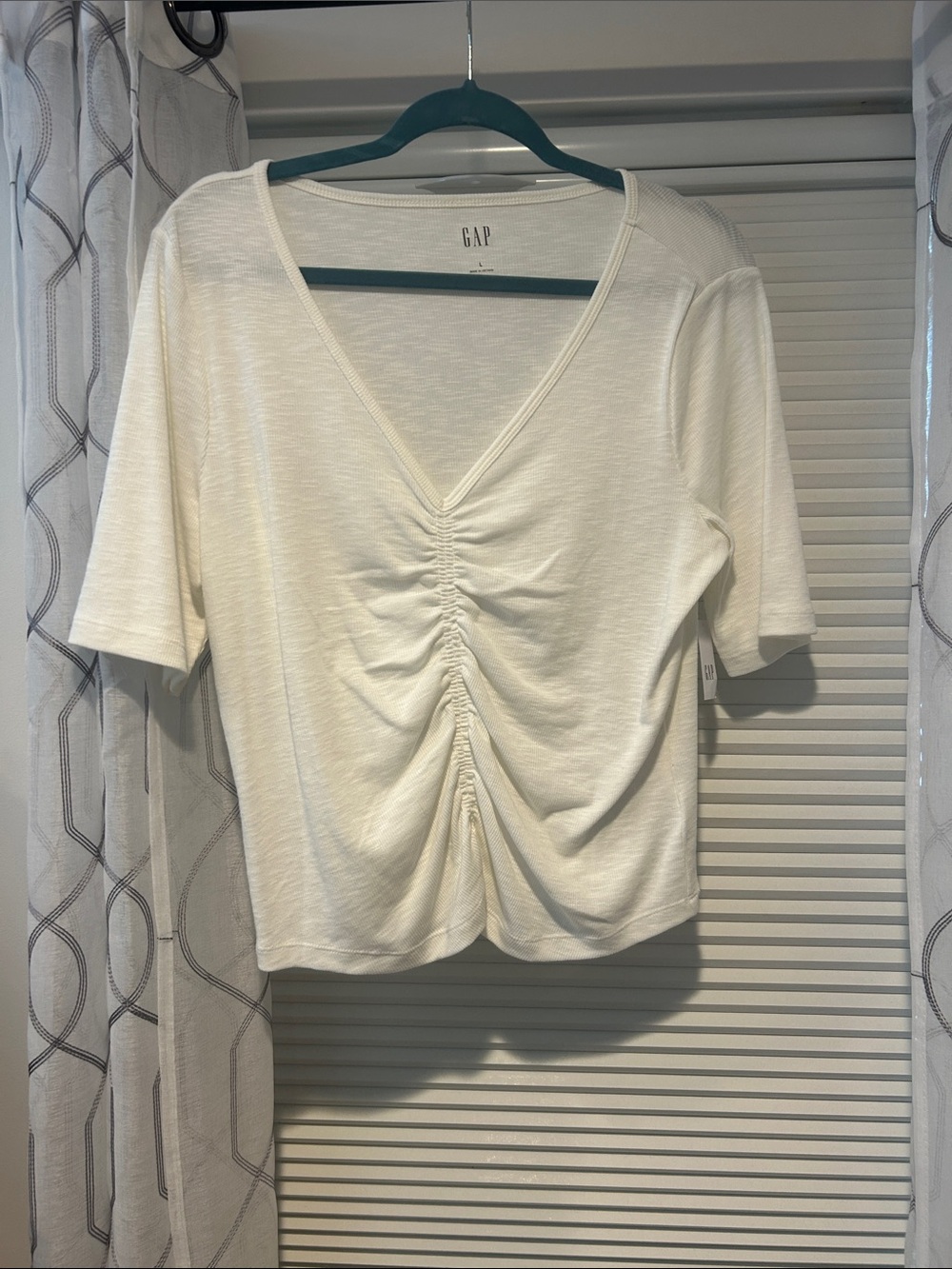 GAP Cream Ruched V-Neck Short Sleeve Tee